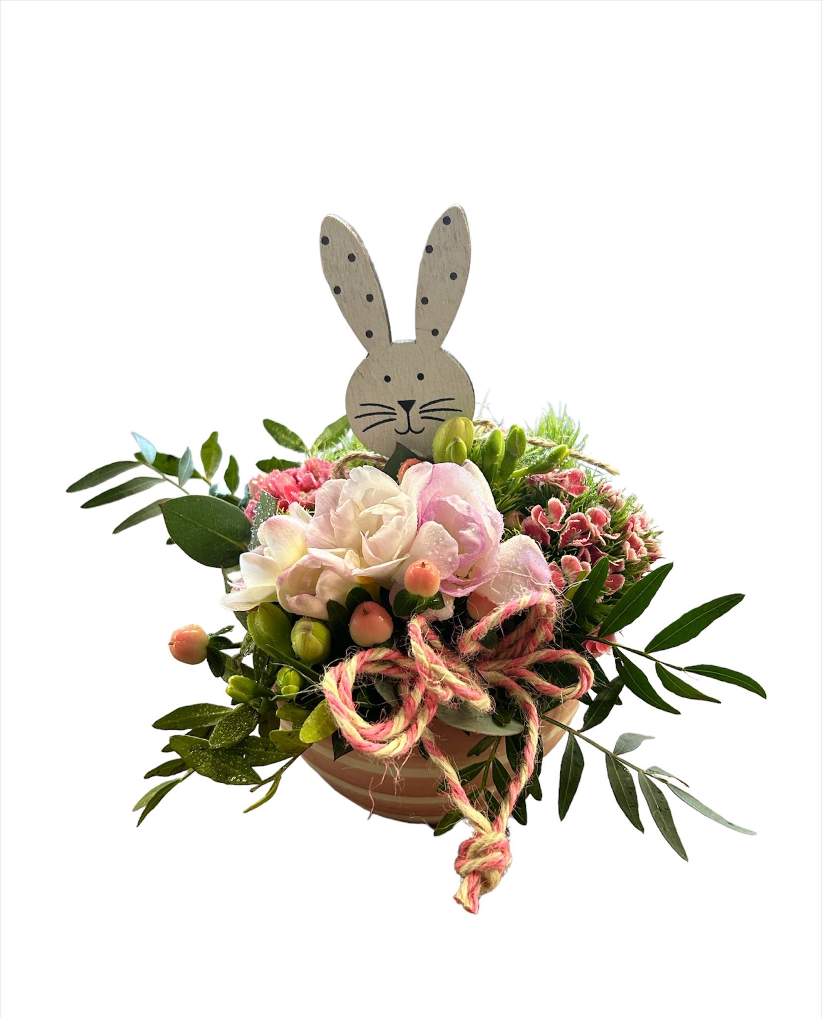 Vasetto a forma di guscio con fiori freschi.