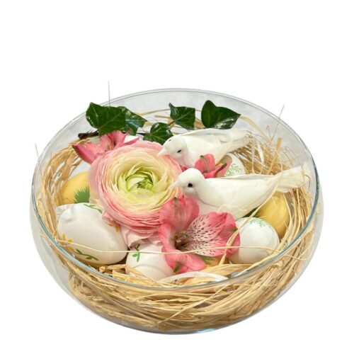 centrotavola pasquale con fiori freschi e colombe