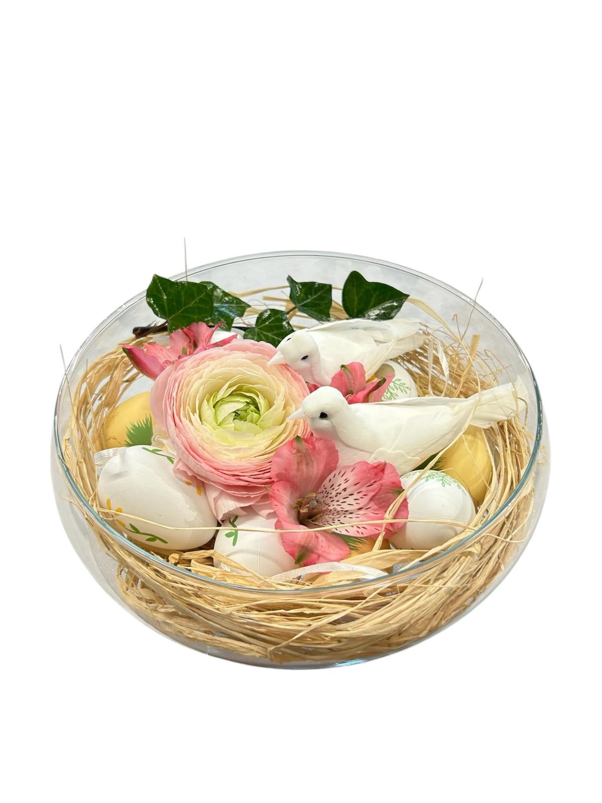 centrotavola pasquale con fiori freschi e colombe